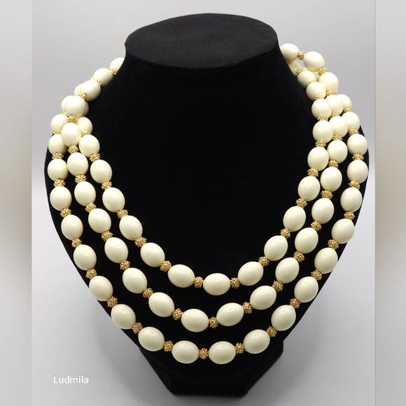 Vintage TRIFARI triple stranded cream acrylic‎ necklace with gold-toned spacers - Picture 1 of 8